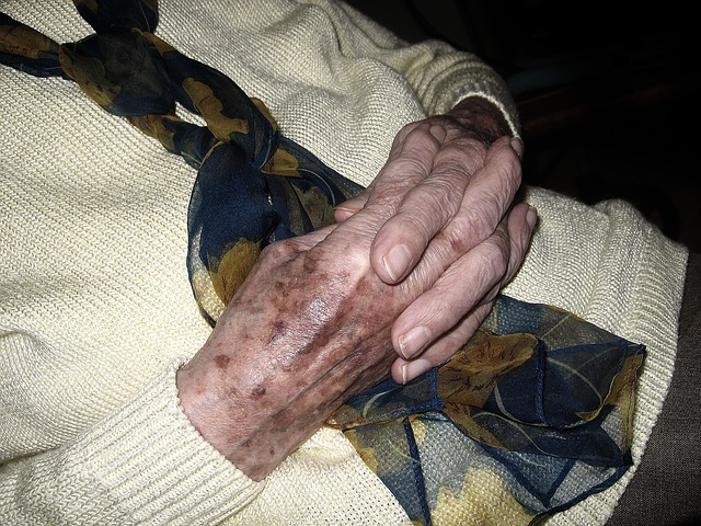 ruce důchodkyně