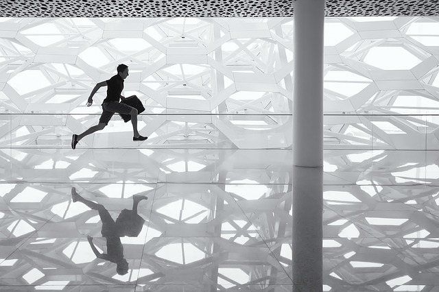 běžící muž po skleněné podlaze