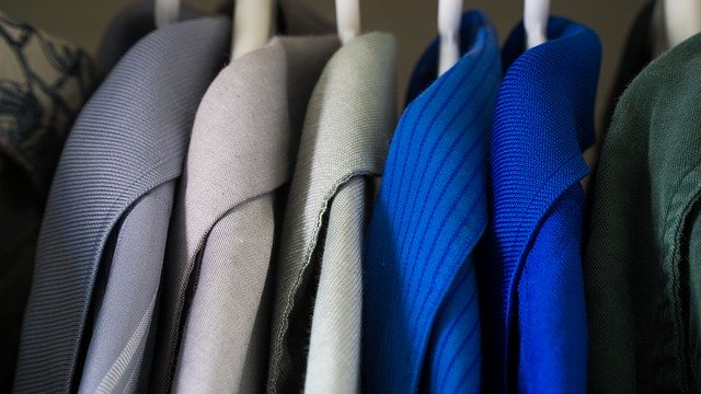 kabáty na ramínkách ve skříni