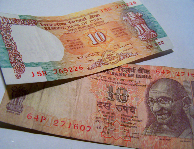 indické bankovky na stole