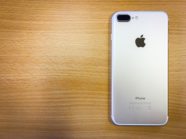 iPhone na stole